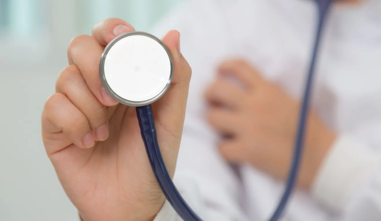 DBRJDuMr-medico-estetoscopio-saude.webp.webp