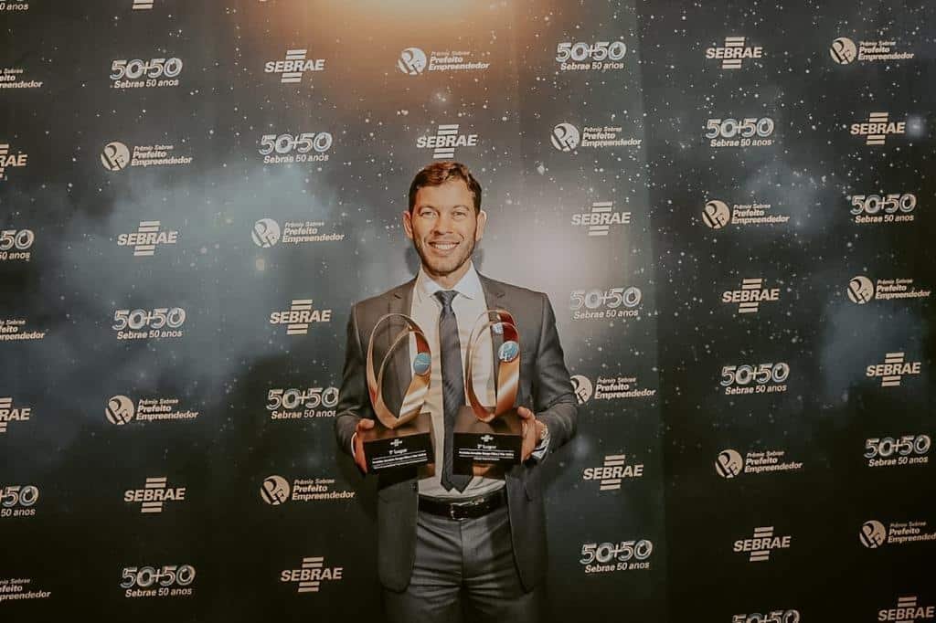 k1pQzMDF-Arnaldinho-com-os-dois-trofeus-do-Sebrae
