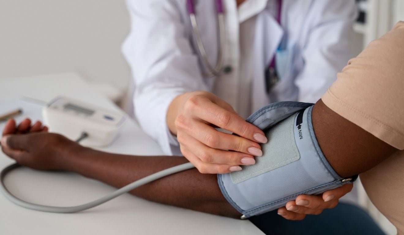 medico-saude-medicao-de-pressao.jpg