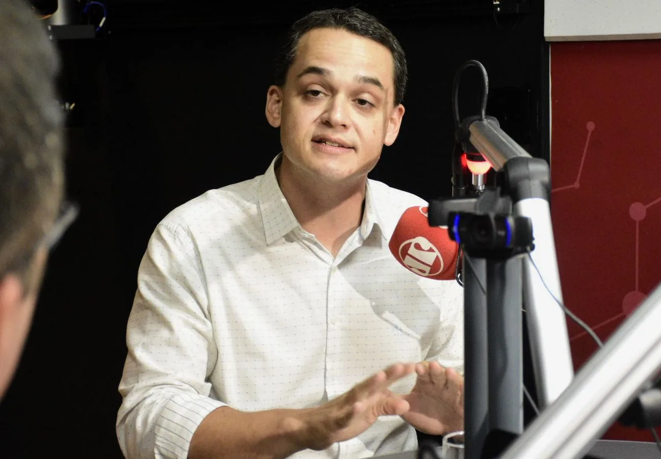 xvcCfdBz-Lorenzo-Pazolini-durante-sabatina-da-Rede-Vitoria