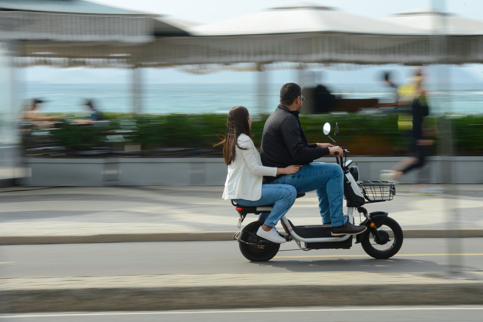 Circulacao-de-ciclomotor-pela-orla-do-Rio-de-Janeiro-scaled.jpg