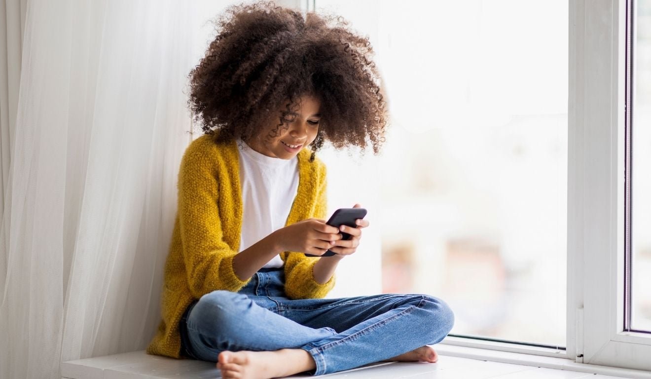 eca-digital-crianca-celular-redes-sociais.jpg