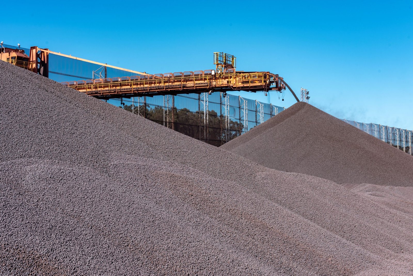 1774781531259_2026_03_13_producao_de_pelotas_de_minerio_de_ferro_da_samarco_3184011.jpg