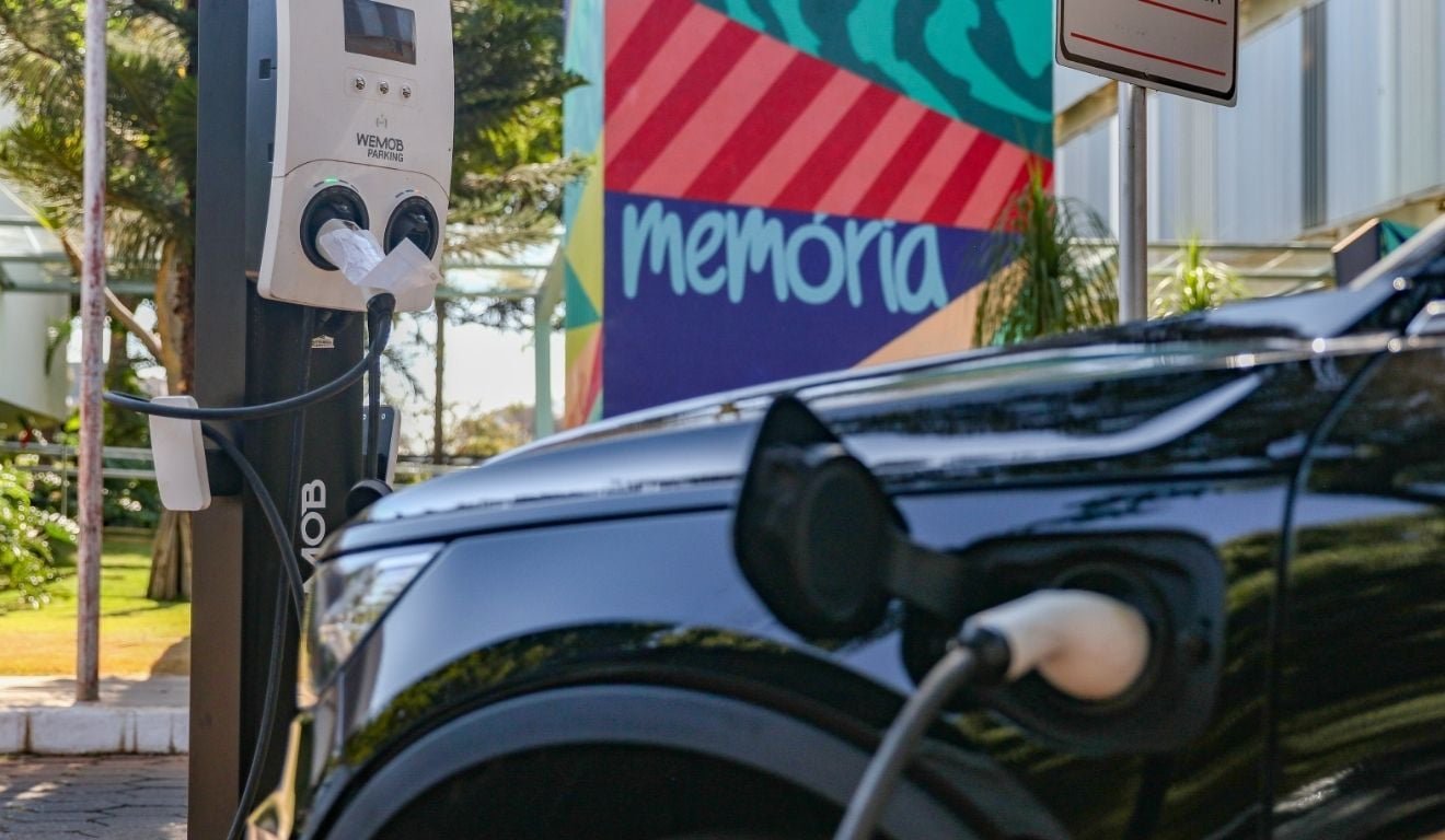 Carro-eletrico-sendo-carregado.jpg
