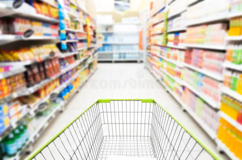 carro-de-la-compra-vacío-en-el-supermercado-121458451